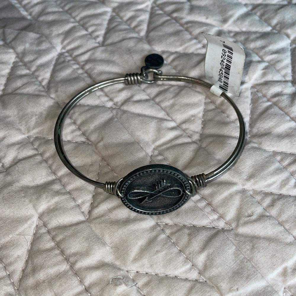 NWT Luca & Danni Pewter/Silver Clasp Bracelet Infinity Arrow Symbol